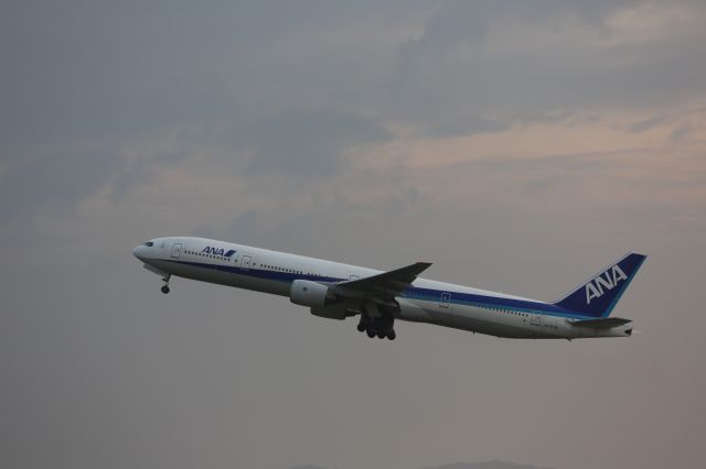 BOEING 777-300 (JA757A)