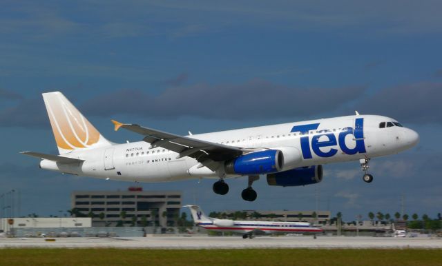 Airbus A320 (N477UA)