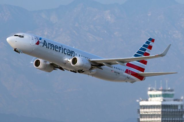 Boeing 737-800 (N937NN)