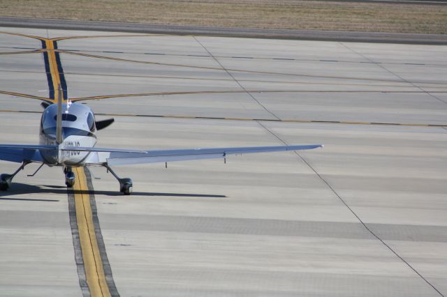 Cirrus SR-22 (N473JS) - N473JS taxiing to runway 23L