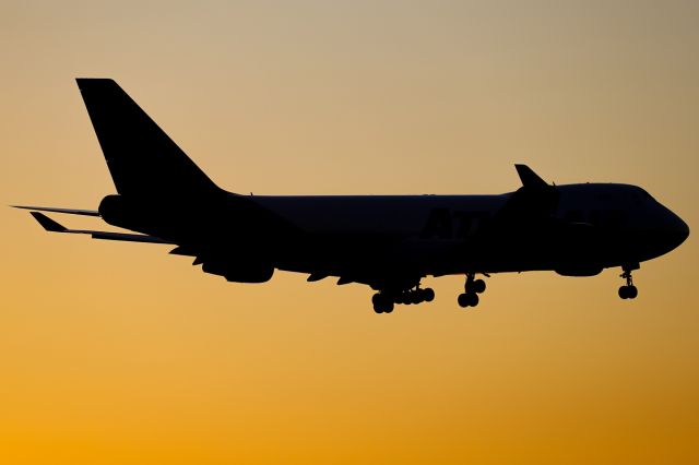 Boeing 747-400 (N493MC)