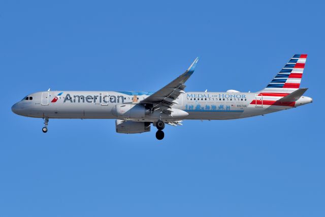 Airbus A321 (N167AN) - Runway 32 12-03-22