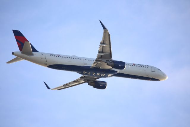 Airbus A321 (N323DN)