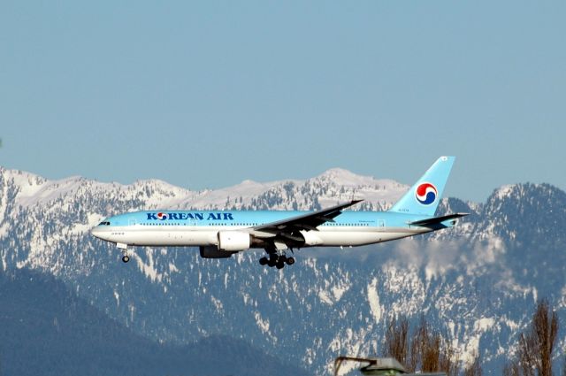 Boeing 777-200 (HL7574) - KE71 arrival from Incheon