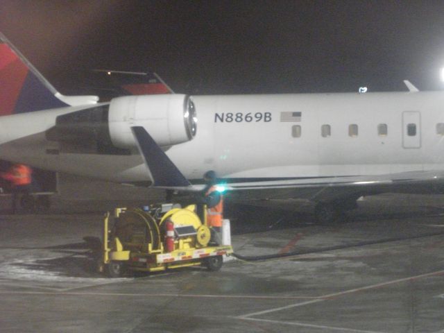 Canadair Regional Jet CRJ-200 (N8869B)