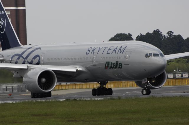 Boeing 777-200 (EI-DDH) - Departure at NRT Airport R/W16R on 2012/05/26 Sky Team c/s