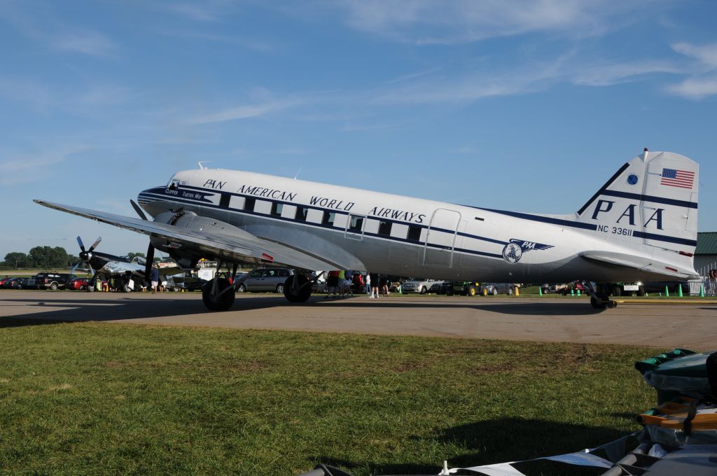 Douglas DC-3 (NC33611)