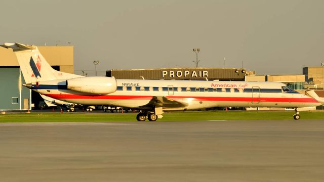 Embraer ERJ-145 (N855AE)