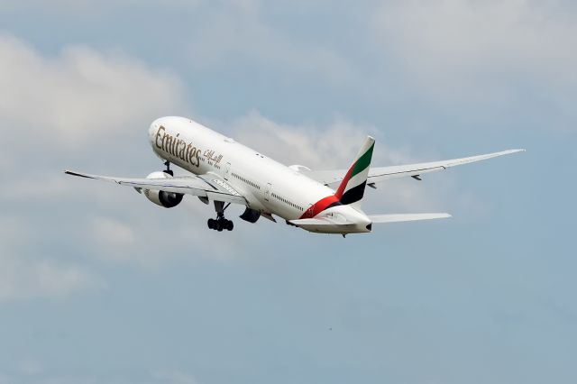 BOEING 777-300 —