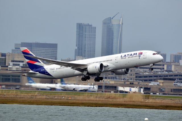 Boeing 787-9 Dreamliner (PS-LAA) - Lifting off runway 4R