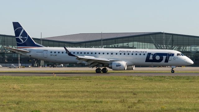 de Havilland Dash 8-400 (SP-LNF)