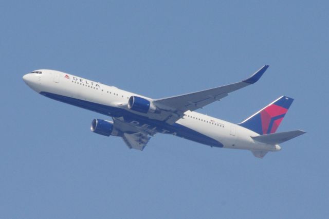 BOEING 767-300 (N195DN)