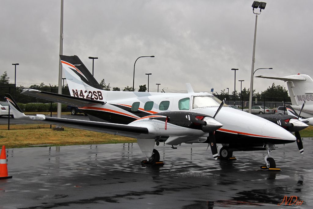 Beechcraft Duke (N422SB) - Wearing a great new scheme, sitting on the ramp before heading to Myrtle Beach and Palm Beach.