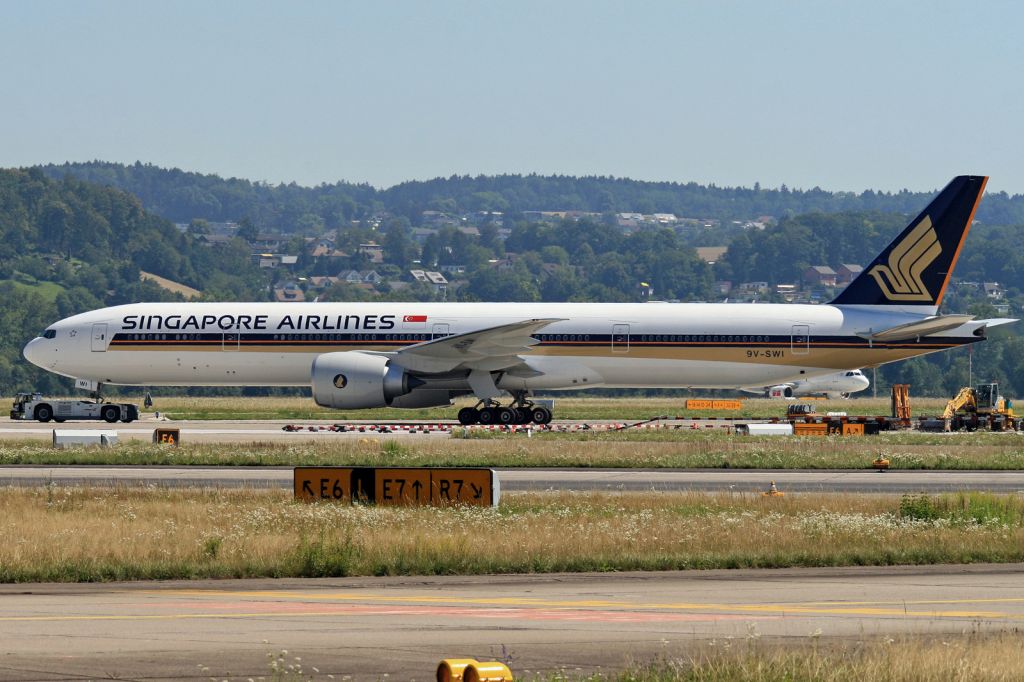 BOEING 777-300 (9V-SWI)