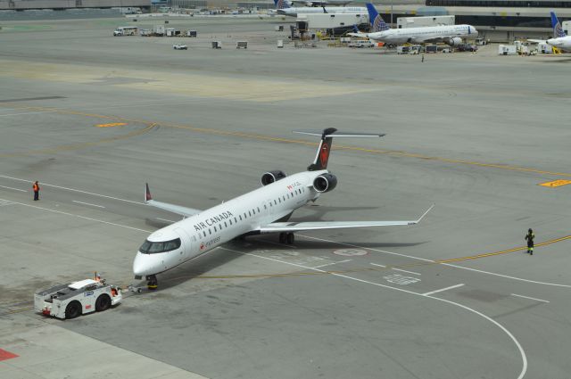 Canadair Regional Jet CRJ-900 (C-FJZL)