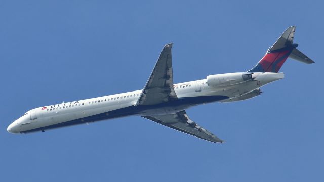 McDonnell Douglas MD-88 (N985DL) - Lebanon, TN -- This Delta MD88 passed over Lebanon, TN at 3700 after coming out of a holding pattern due to storms near BNA.