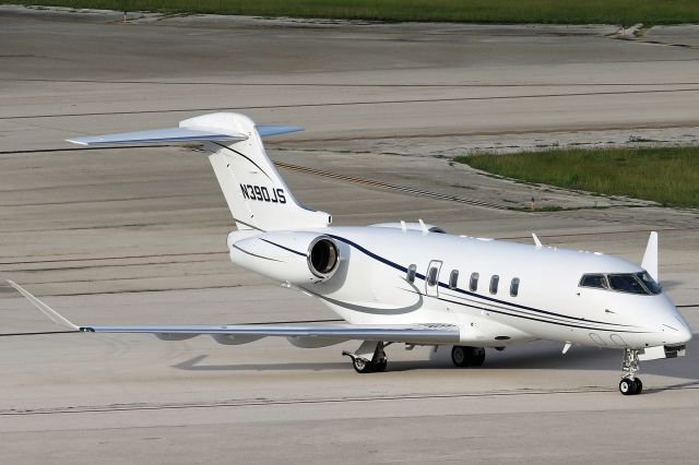 Canadair Challenger 350 (N390JS) - Taxing to the GA ramp.