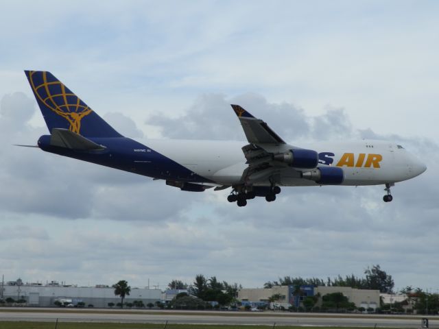 Boeing 747-400 (N497MC)