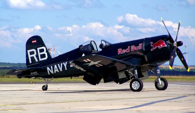 VOUGHT-SIKORSKY V-166 Corsair (OE-EAS) - Tankstopp