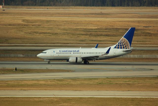 Boeing 737-700 (N16713) - T/Rs deployed, rolling down 26L at IAH.