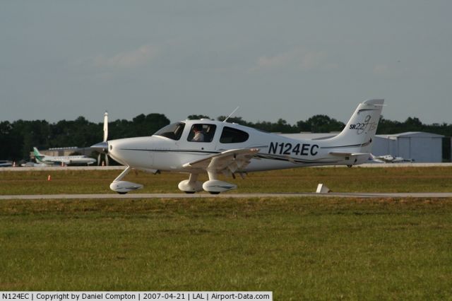 Cirrus SR-22 (N124EC)