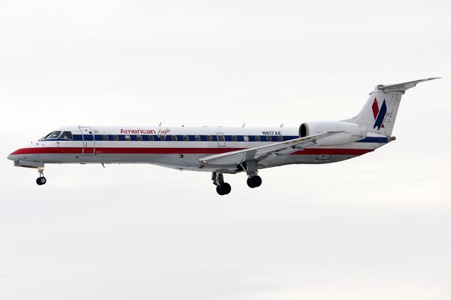 Embraer ERJ-135 (N817AE)