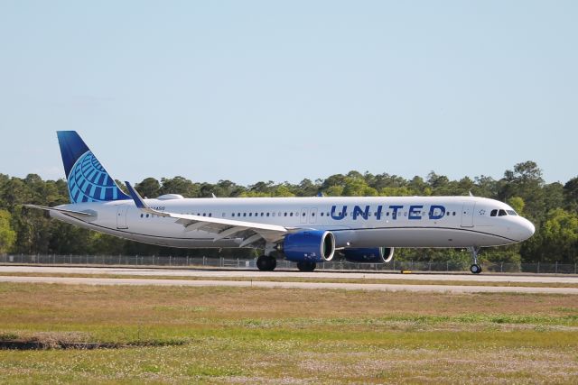 Airbus A321neo (N24510) - United Flight 335 arrives on Runway 24 at Southwest Florida International Airport following flight from Chicago-O'Hare International Airport  (12/9/24)