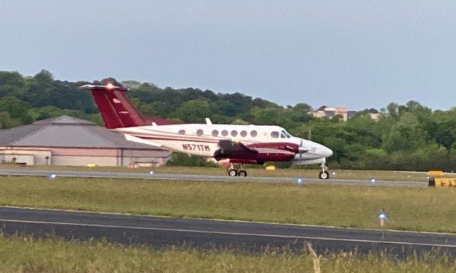 Beechcraft Super King Air 200 (N571TM) - Beechcraft 200K taxiing after landing on Runway 19
