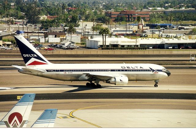 BOEING 767-200 (N111DN) - KPHX - Delta 767 200 N111DN headed to the main runway for a flight most likely to ATL