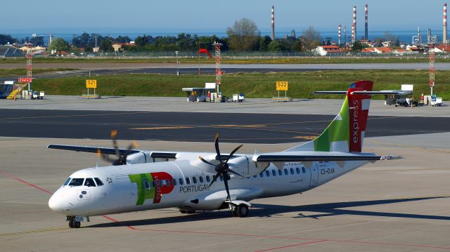 ATR ATR-72 (CS-DJA) - Aéroport de Porto. Avril 2016.