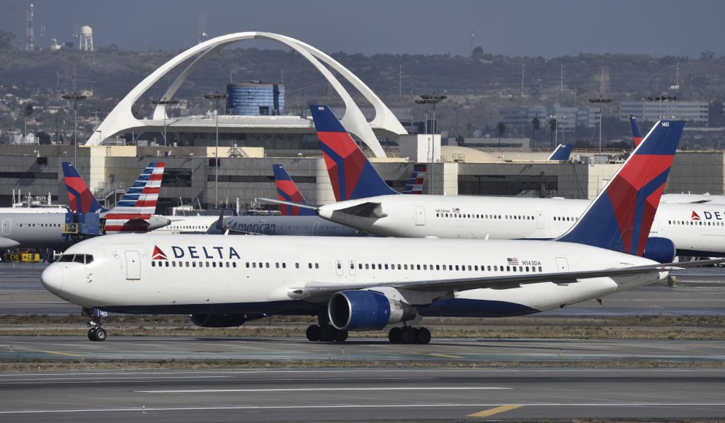 BOEING 767-300 (N143DA) - Arriving at LAX