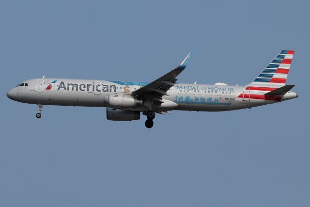 Airbus A321 (N167AN) - American's 'Flagship Valor', dedicated to recipients of the Medal of Honor