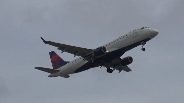 Embraer ERJ 175 (N612CZ) - Nice to see a Embraer E-175 with the old winglets, look much better than the new ones.