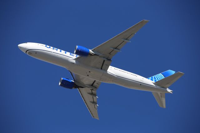 Boeing 777-200 (N206UA)