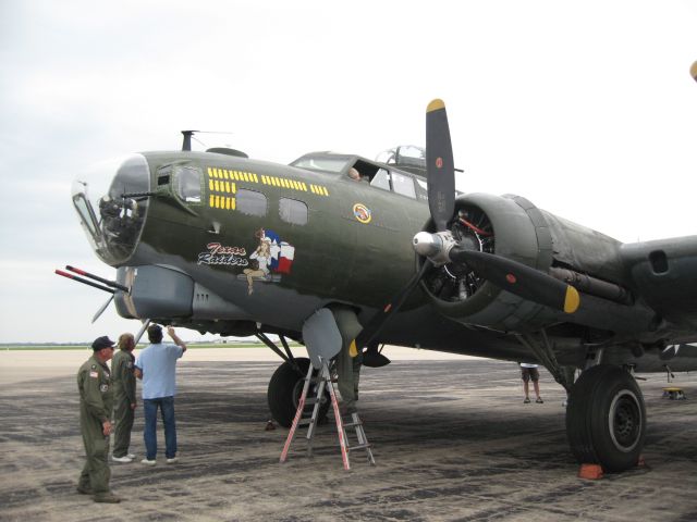 Boeing B-17 Flying Fortress (N7227C) - B-17G texas Raiders