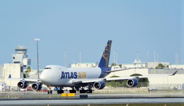 Boeing 747-400 (N415MC)