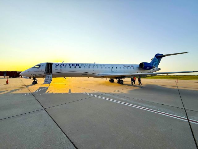 Canadair Regional Jet CRJ-700 (N574GJ)