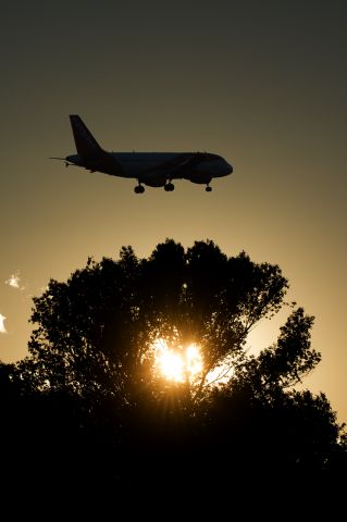Airbus A320 (G-EZPV)