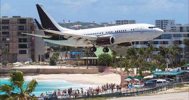 Boeing 737-700 (9H-BBJ) - Charter private Boeing 737-700 by the Dutch government BBJ reg:9H-BBJ over maho beach area for landing at TNCM St Maarten. with the Dutch Prime Minister Rutte making a working 1 day visit to the SSS Islands.br /br /Previous registrations of this bird is N191QS and LX-GVV.