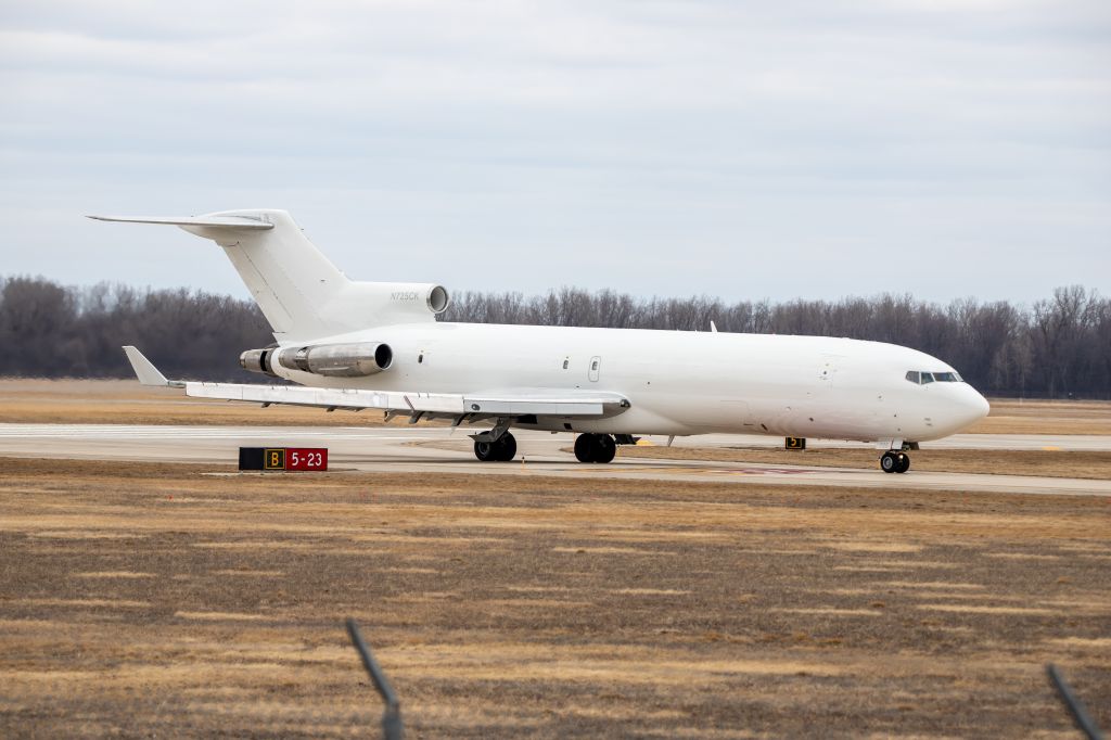 BOEING 727-200 (N725CK) - KII725 (Dragster 725) taxiing down Bravo heading to the South Ramp after a lengthy maintenance stay up in Oscoda. N725CK was painted in the famous Tex Sutton livery but now sports a industry standard all white livery.