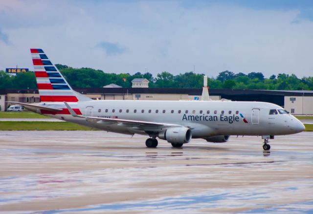 Embraer 175 (N407YX)