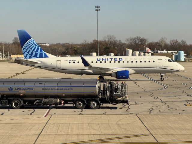 Embraer 175 (N88301)