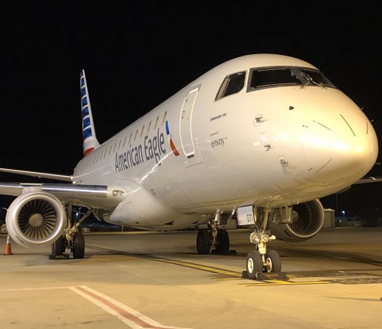 Embraer 170/175 (N271NN)