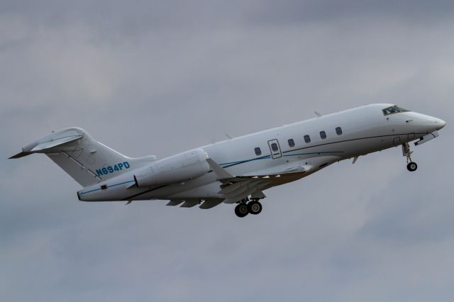 Bombardier Challenger 300 (N694PD)