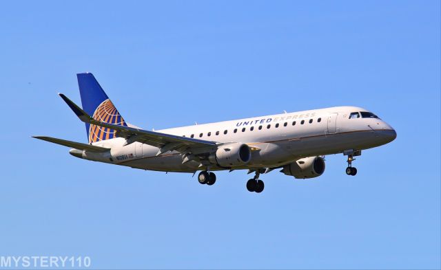 Embraer 170/175 (N128SY)