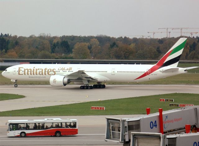 BOEING 777-300ER (A6-EGO)