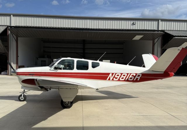 Beechcraft 35 Bonanza (N9816R)