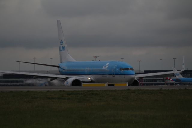 Boeing 737-700 (PH-BGC) - Boeing 737-8K2, KLM, taxiing to the runway Polderbaan at Schiphol Amsterdam Airport (Holland).