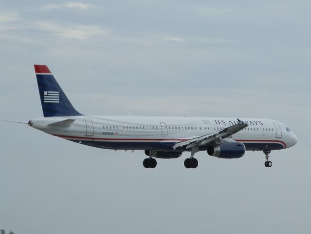 Airbus A321 (N575UW)