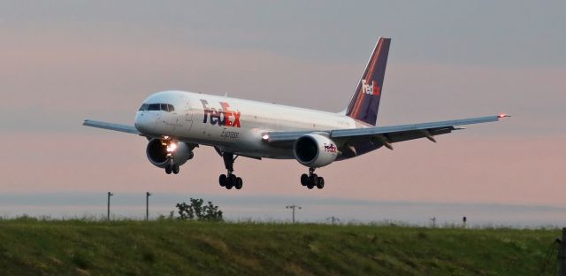 Boeing 757-200 (N783FD) - The sky is beginning to get light but the sun is not yet up at 6:40 AM as Fed Ex's "Haiden," a B752, approaches runway 23 to complete a KMEM-KBUF trip.